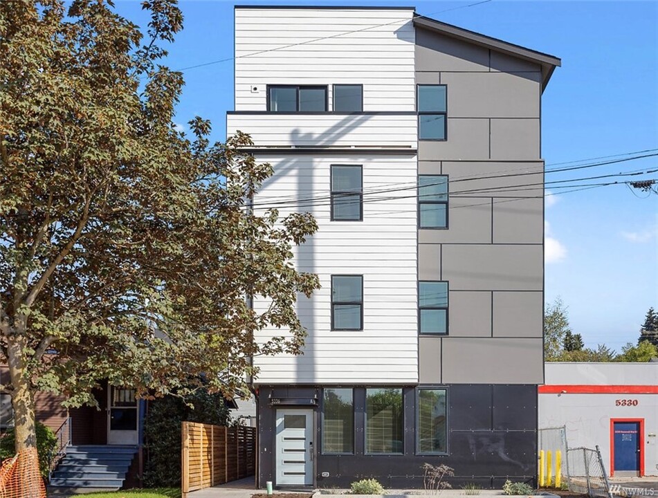 5336 Roosevelt Way NE in Seattle, WA - Building Photo