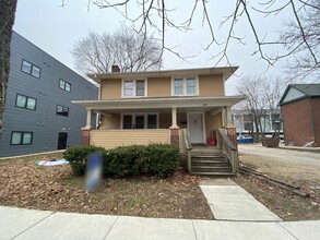 205 S Wright St in Champaign, IL - Foto de edificio - Building Photo