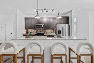 966 Moda Dr in Atlanta, GA - Building Photo - Building Photo