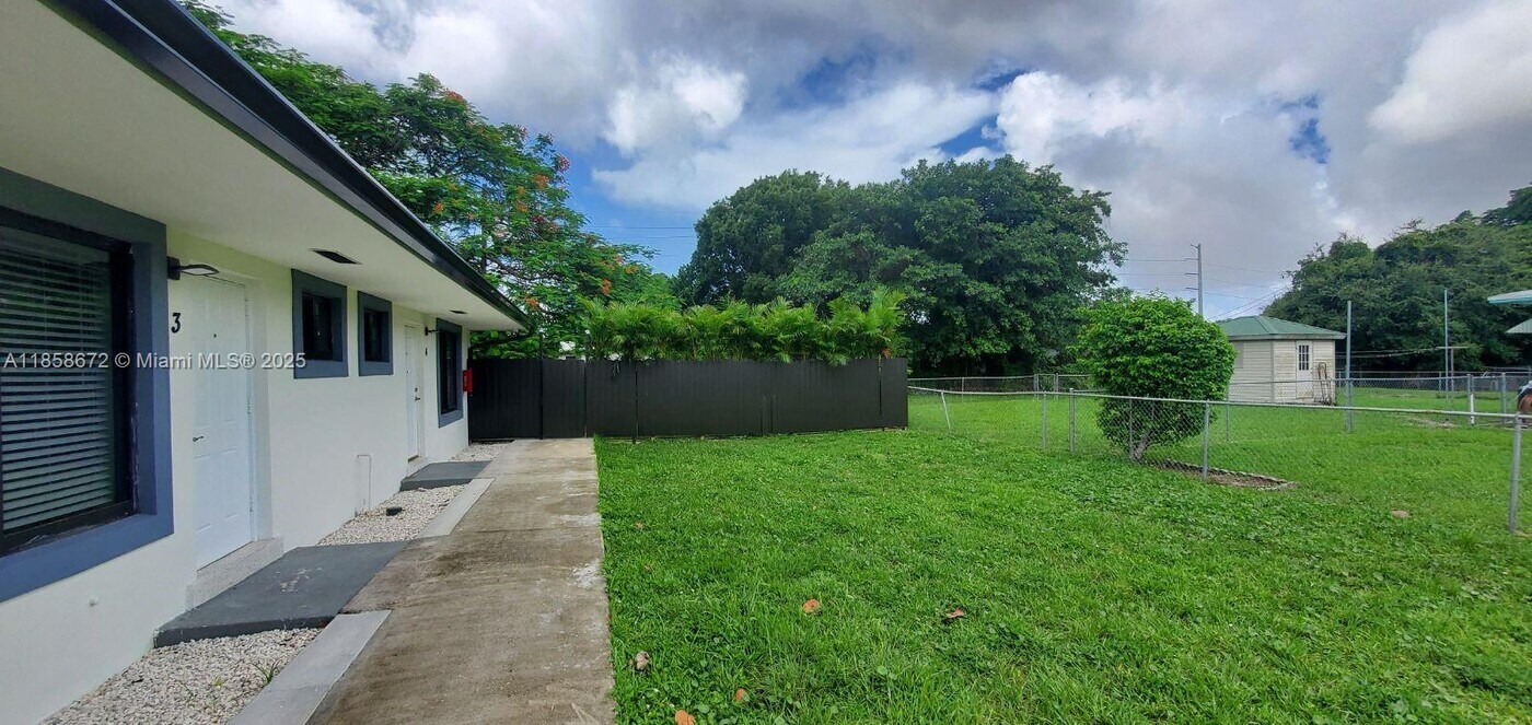 2932 NW 59th St in Miami, FL - Foto de edificio