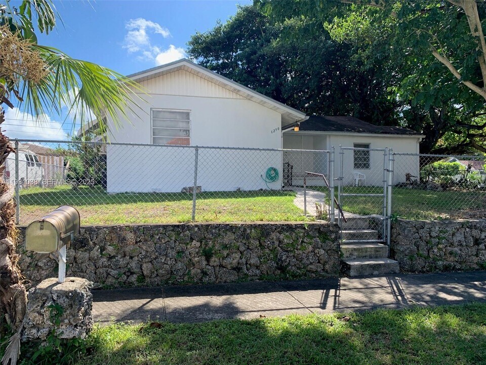 6290 SW 39th St in Miami, FL - Foto de edificio