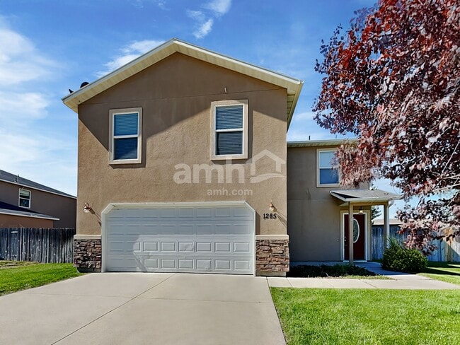 property at 1285 N Meadowhills Ave