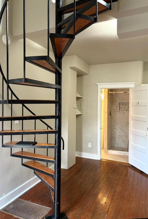 property at 915 W 23rd St