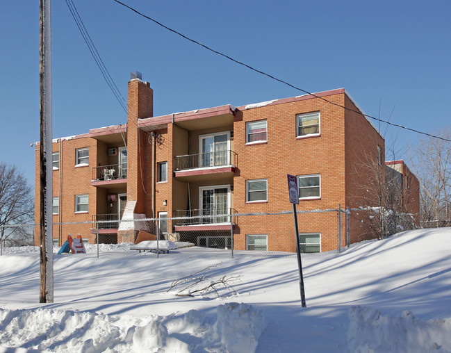 910 Forest St in St. Paul, MN - Foto de edificio - Building Photo