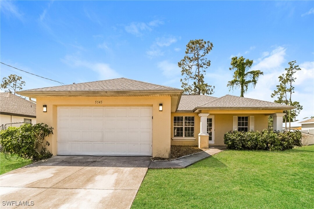 5545 Beck St in Lehigh Acres, FL - Foto de edificio
