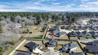 501 Newcomb Holw Dr in Conroe, TX - Building Photo