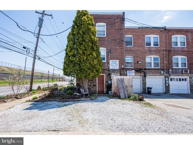 3301 Indian Queen Ln, Unit C in Philadelphia, PA - Building Photo - Building Photo