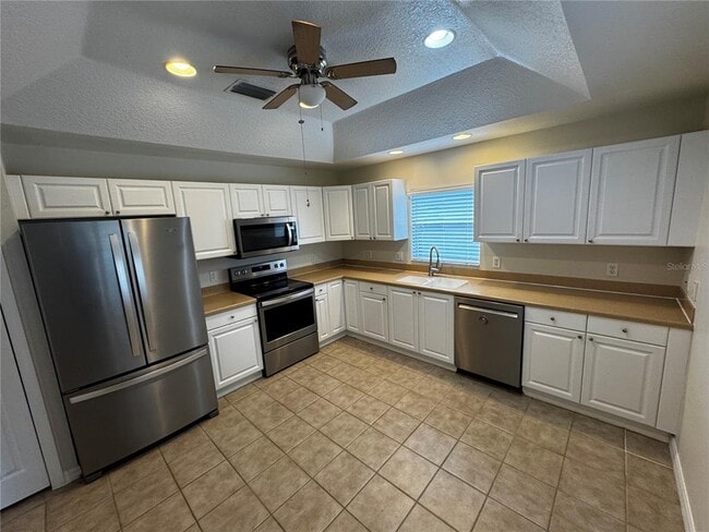 10156 Mainsail Dr in Wildwood, FL - Building Photo - Building Photo