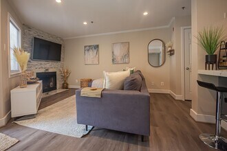 1504 Lincoln Way, Unit 316 in McLean, VA - Foto de edificio - Building Photo