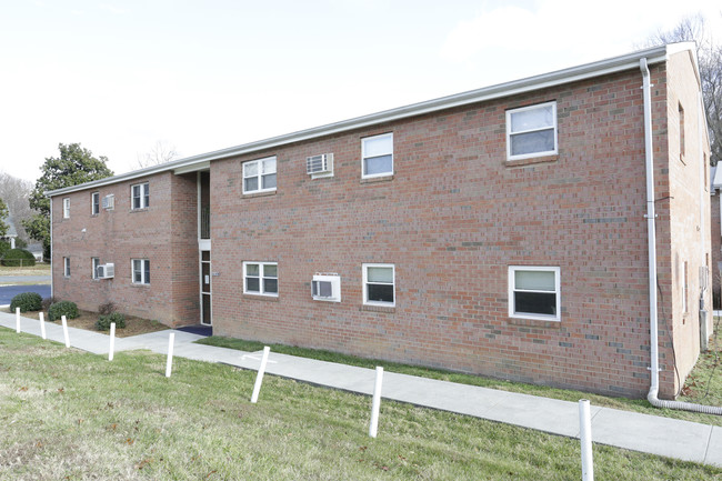 Hillcrest Apartments in Fredericksburg, VA - Building Photo - Building Photo