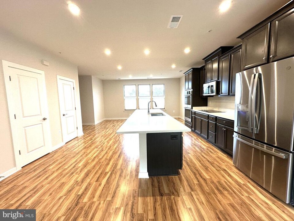 13518 Innovation Station Lp in Herndon, VA - Building Photo