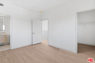 2523 S Orange Dr in Los Angeles, CA - Foto de edificio - Building Photo