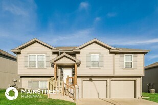 21715 Westover Rd in Peculiar, MO - Building Photo