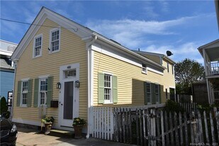 15 Trumbull St in Stonington, CT - Building Photo