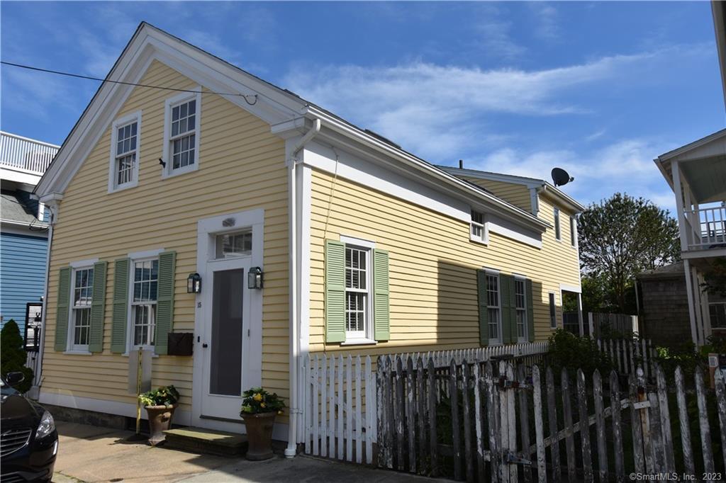 15 Trumbull St in Stonington, CT - Building Photo