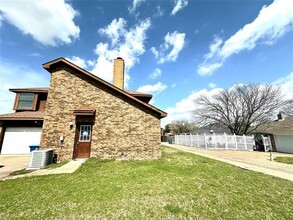 700 Cresent Dr in Desoto, TX - Foto de edificio - Building Photo