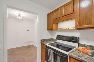 501 Barrington Hills Dr in Atlanta, GA - Building Photo - Building Photo