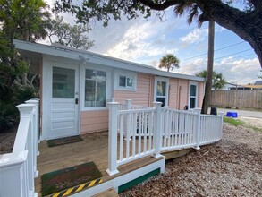 207 N Pine St in New Smyrna Beach, FL - Building Photo - Building Photo