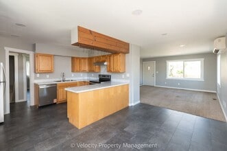 546 SW 10th St in Redmond, OR - Building Photo - Building Photo