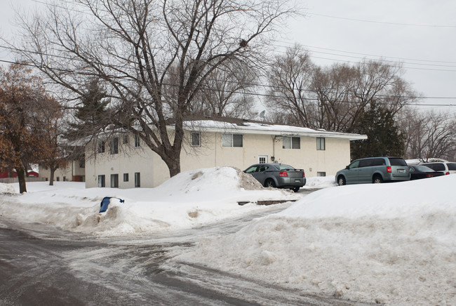 5901 2 1/2 St NE in Fridley, MN - Foto de edificio - Building Photo