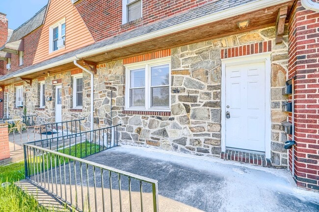 4041 Wilkens Ave, Unit B in Baltimore, MD - Foto de edificio - Building Photo