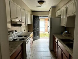 13627 Goodwood Blvd in Baton Rouge, LA - Building Photo