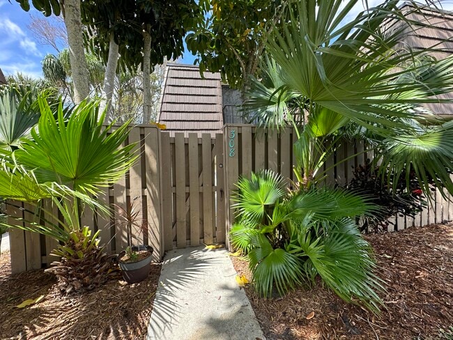 308 3rd Ct in Palm Beach Gardens, FL - Building Photo - Building Photo