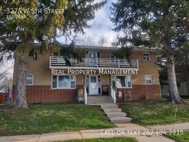 322 W 5th St in Oconomowoc, WI - Building Photo
