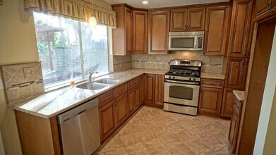 21912 Peppercorn Dr in Santa Clarita, CA - Building Photo - Building Photo