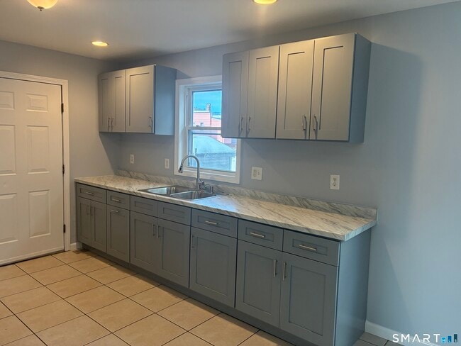 75 Ash St in Bridgeport, CT - Building Photo - Building Photo