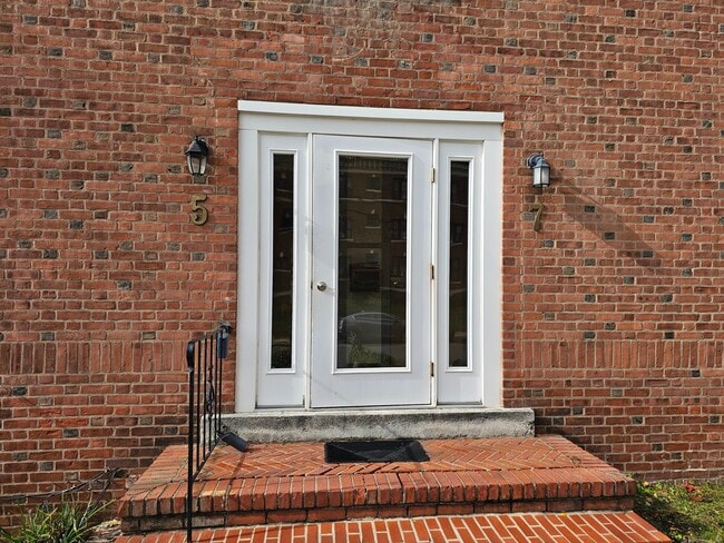 5A Robin Rd in West Hartford, CT - Building Photo - Building Photo