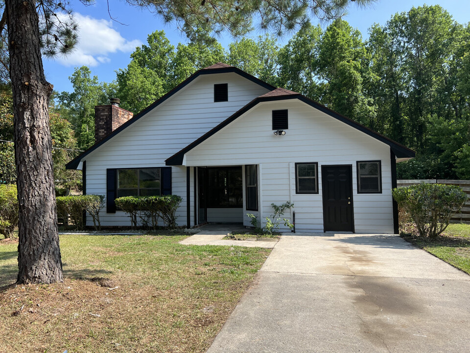 220 Sequoia Cir in Hinesville, GA - Foto de edificio