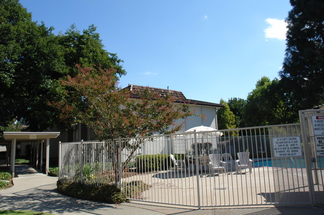Parkmont Gardens in Fremont, CA - Foto de edificio - Building Photo