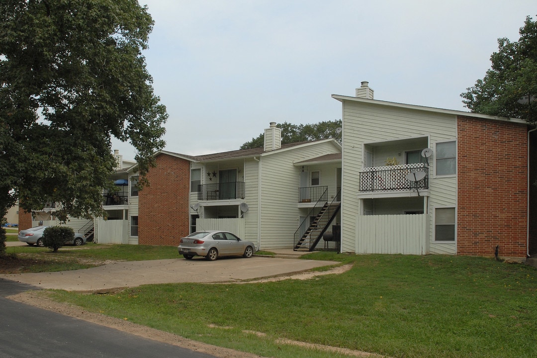 Longstreet Apartments in Willis, TX - Building Photo