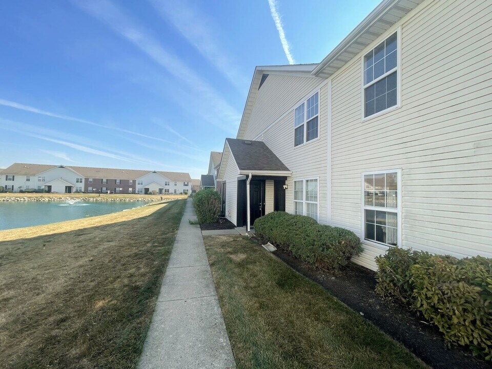 5566 Garden Ridge in Columbus, OH - Foto de edificio