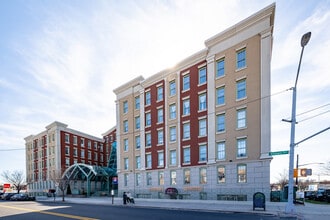 Pistilli Grand Manor in Astoria, NY - Foto de edificio - Building Photo