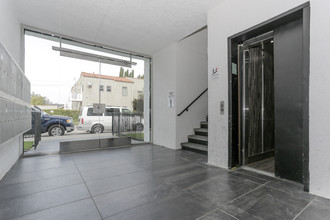 Park Townhome Apartments in Santa Ana, CA - Building Photo - Lobby