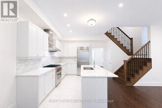 9382 Bayview Ave in Richmond Hill, ON - Building Photo - Building Photo