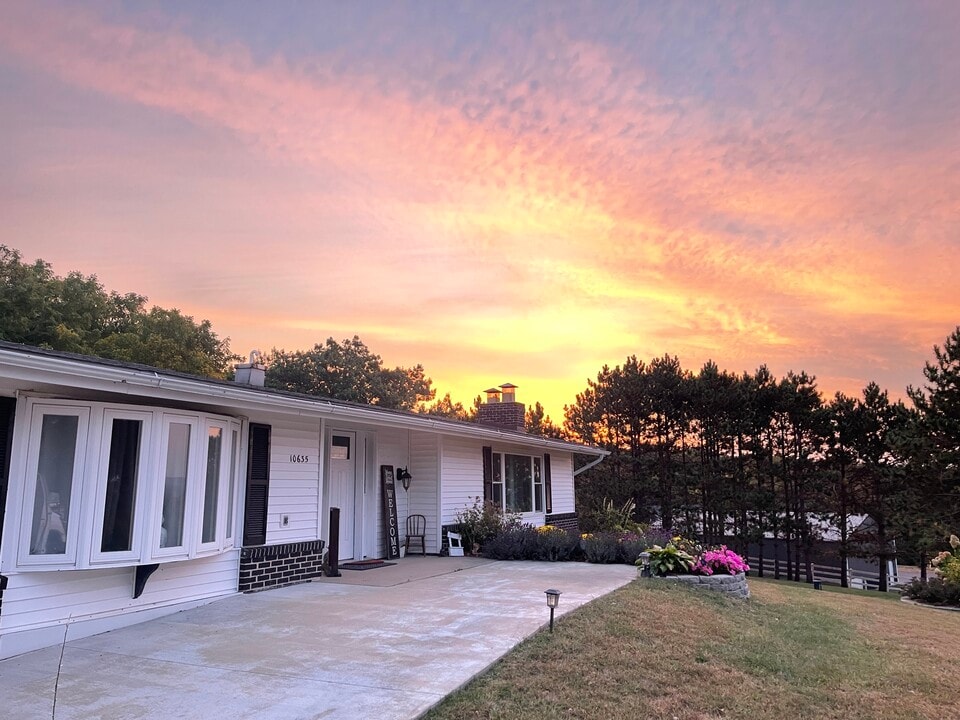 10635 Loop Rd in Savanna, IL - Building Photo