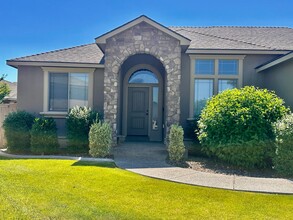 8757 W Rio Grande Ct in Kennewick, WA - Building Photo - Building Photo