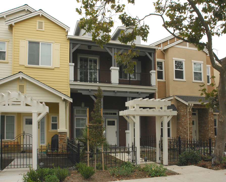 10700 Stevens Canyon Rd in Cupertino, CA - Foto de edificio