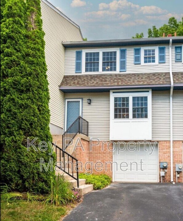 517 S Coventry Ln in West Chester, PA - Building Photo