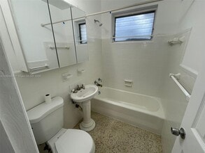 527 SW 10th St in Miami, FL - Building Photo - Building Photo