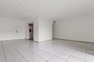 10353 N Kendall Dr in Miami, FL - Building Photo - Building Photo