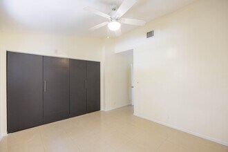 8325 Fairway Rd in Sunrise, FL - Building Photo - Building Photo