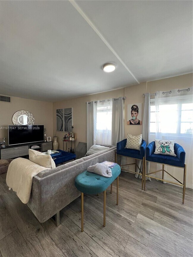 1340 Lincoln Rd in Miami Beach, FL - Building Photo - Building Photo