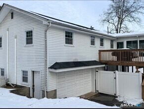 143 Maple Ave in Bristol, CT - Foto de edificio - Building Photo