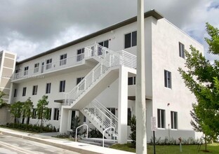 6453 NW 102nd Path, Unit 302 in Doral, FL - Building Photo - Building Photo