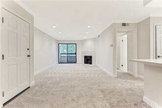460 Oak St, Unit 318 in Glendale, CA - Foto de edificio - Building Photo