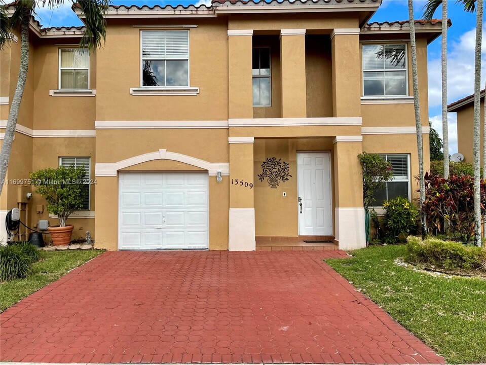 13509 NW 9th Ct in Pembroke Pines, FL - Foto de edificio